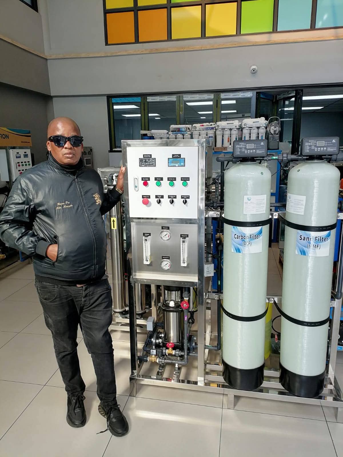 Reverse-osmosis purification plant with sand and carbon filter towers